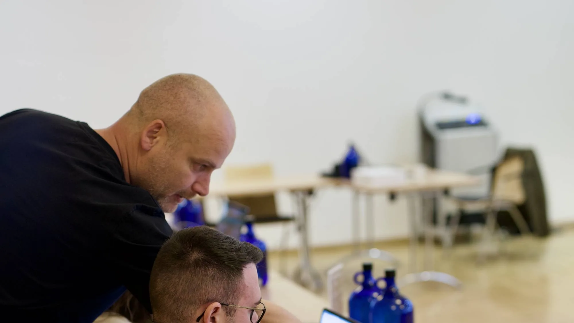 David Hirschhäuser arbeitet mit einem Teilnehmer am Laptop