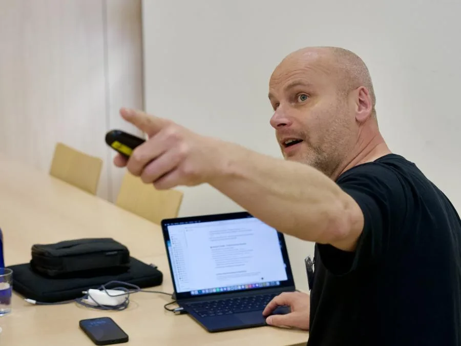 David Hirschhäuser erklärt im Workshop, wie Claude im Arbeitsalltag eingesetzt wird