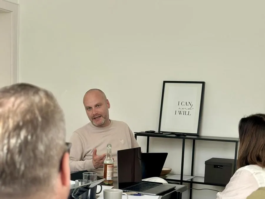 David Hirschhäuser im ChatGPT-Workshop mit Teilnehmenden
