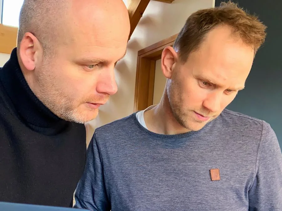 David Hirschhäuser arbeitet mit einem Teilnehmer an einer Aufgabe mit Claude