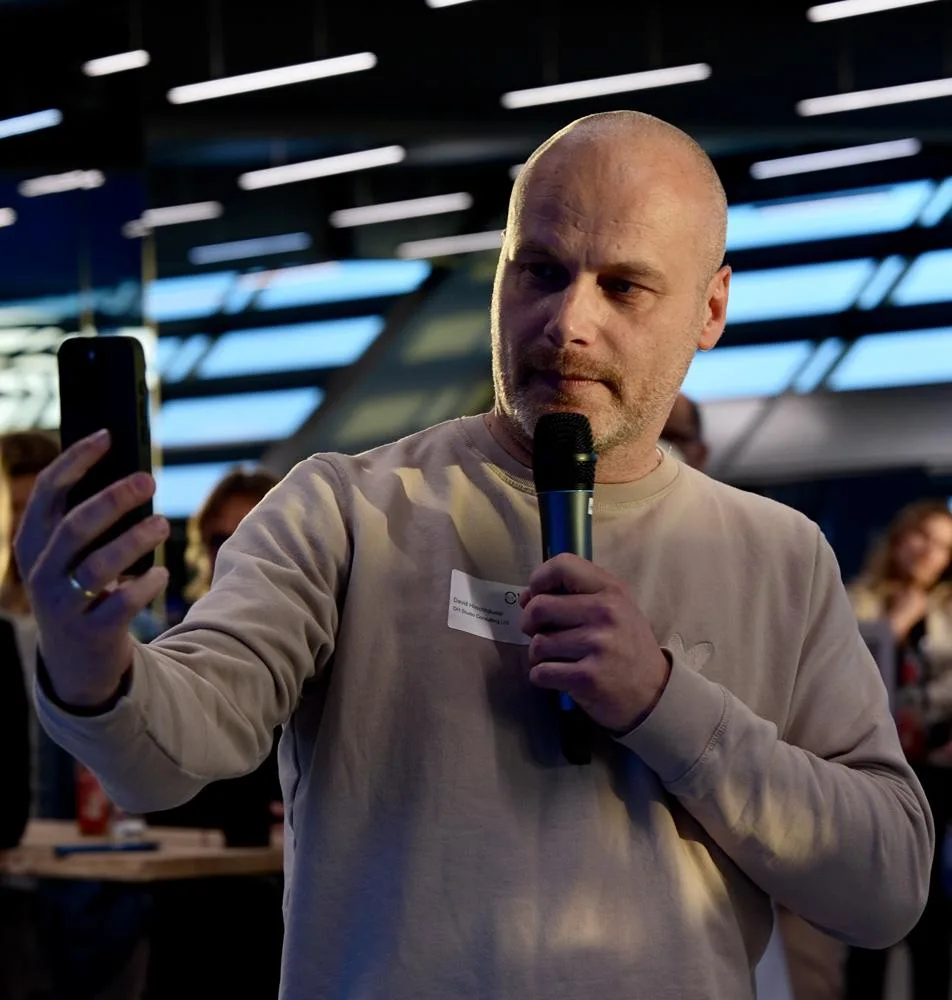 David Hirschhäuser bei einer Keynote mit Mikrofon