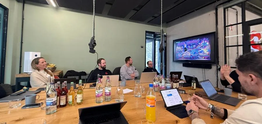 Arbeitsrunde am großen Tisch