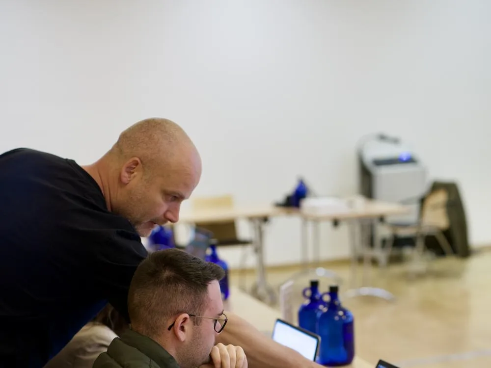 David Hirschhäuser begleitet einen Teilnehmer am Laptop