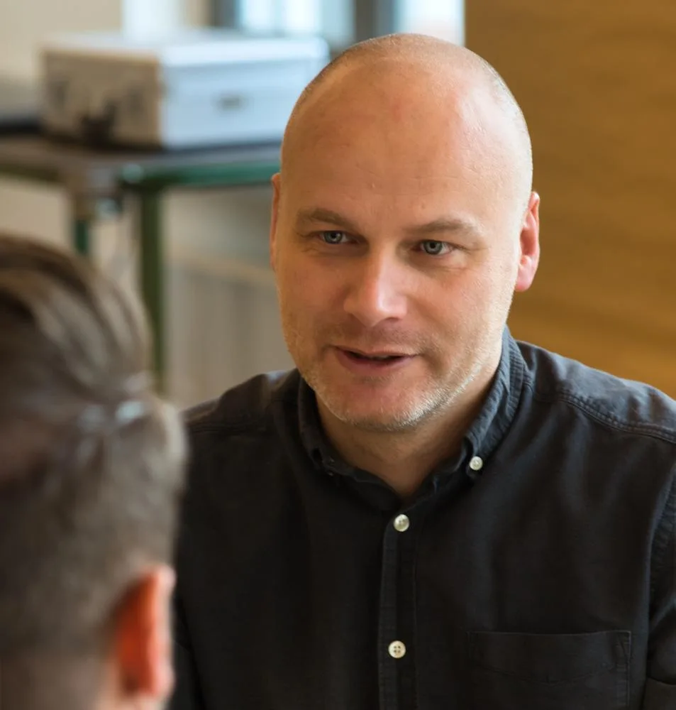 David Hirschhäuser, externer KI-Beauftragter, im Gespräch mit einem Kunden